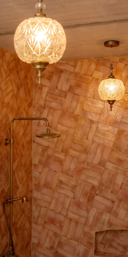 Douche en zellige rose et suspensions de verre taillé